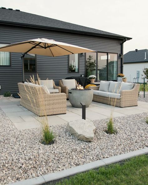 22 Gravel Patio Ideas to Copy | TheGrow Gravel Patio Ideas, Cottage Patio, Patio Images, Pea Gravel Patio, Bonfire Pits, Farmhouse Patio, Rustic Patio, Gravel Patio, Cozy Patio