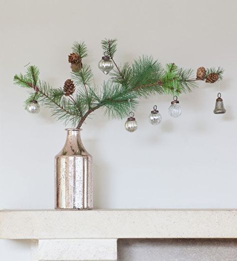 Het is weer tijd om lekker bezig te zijn met kerstknutsels! De 14 leukste kerst decoraties om zelf te maken! - Zelfmaak ideetjes Natal Natural, Stem Vase, Simple Christmas Decor, Xmas Deco, Natural Christmas, Minimalist Christmas, Wrapping Ideas, Fireplace Mantel, Noel Christmas