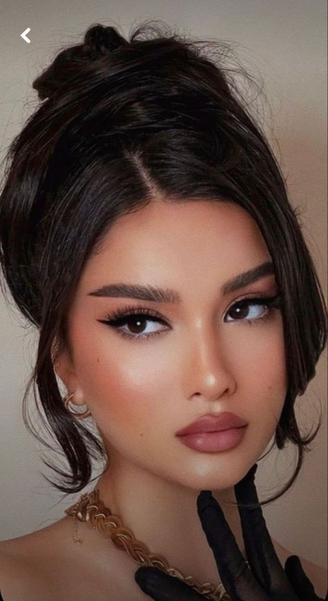 Dicas de Maquiagem para Iniciantes Hollywood Style Makeup, Old Hollywood Makeup Glamor, Vogue Makeup Looks, Makeup Shoot Ideas Photoshoot, Elegant Glam Makeup, Vintage Glam Makeup, Old Hollywood Makeup Look, Full Face Glam Makeup, Fashion Makeup Editorial