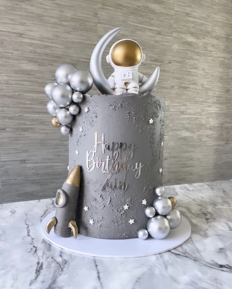 Astronaut Theme Cake, Chocolate Sphere, Astronaut Theme, Rocket Cake, Planet Cake, Buttercream Chocolate, Galaxy Party, Galaxy Cake, Astronaut Birthday