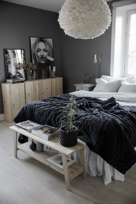 inspiration till sovrummet Black And White Bedroom, Romantic Bedroom Decor, Boho Bedroom Decor, Rustic Bedroom, Light Shade, White Bedroom, Bedroom Styles, Bedroom Colors, Minimalist Bedroom