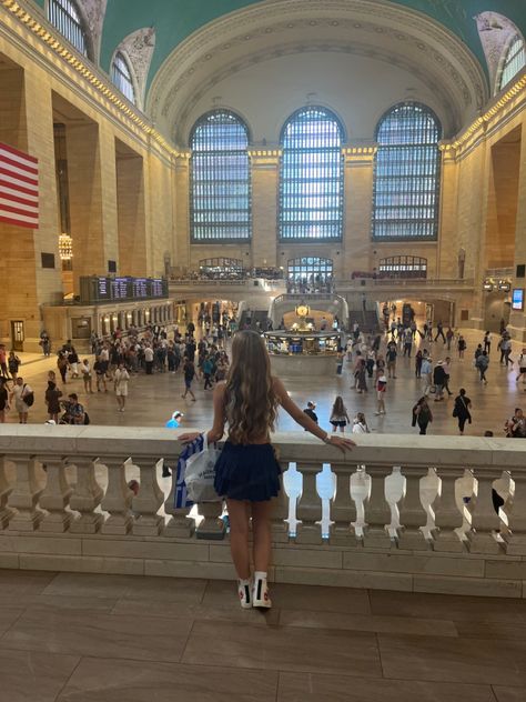 Serena Grand Central Station, Girly Nyc Aesthetic, New York Grand Central Station, Niagra Falls Insta Pics, New York Selfies Instagram, Nyc Iconic Places, New York City Photo Spots, Iconic New York Pictures, Gossip Girl New York Aesthetic