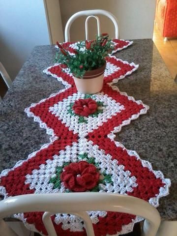 Granny Square Runner Pattern Diagram and Inspiration ⋆ Crochet Kingdom Knitted Christmas Decorations, Christmas Table Runner Pattern, Granny Square Haken, Crochet Table Runner Pattern, Crochet Xmas, Crochet Christmas Decorations, Crochet Table, Haken Baby, Crochet Table Runner