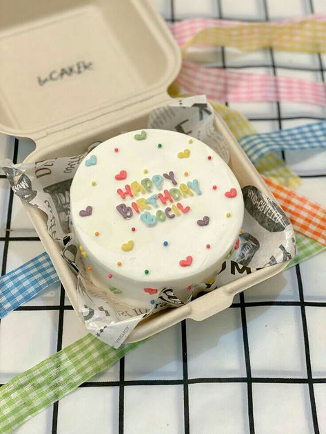 Birthday Cake Minimal Korea, Kue Tart Mini, Bento Cake Ideas For Birthday, Kue Tart Aesthetic, Mini Korean Cake, Korean Bento Cake Aesthetic, Bento Cake Design Aesthetic, Bento Cake Design Ideas, Bento Cake Simple