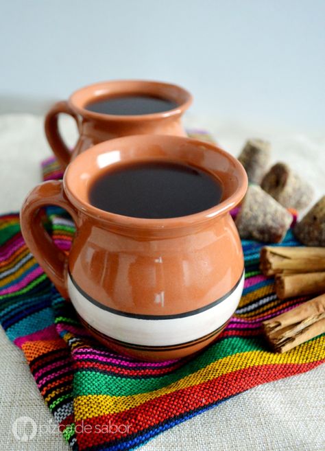 Café de olla (receta fácil y deliciosa) www.pizcadesabor.com Mexican Coffee, Mexican Breakfast, Mexico Food, Sweet Meat, Winter Coffee, Spiced Coffee, Chocolate Tea, Coffee Is Life, Chocolate Drinks