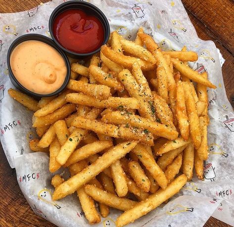 Parmesan Fries, Crispy Chips, Salty Foods, Food Therapy, Nyc Food, Yummy Comfort Food, Food Obsession, Cafe Food, French Fries