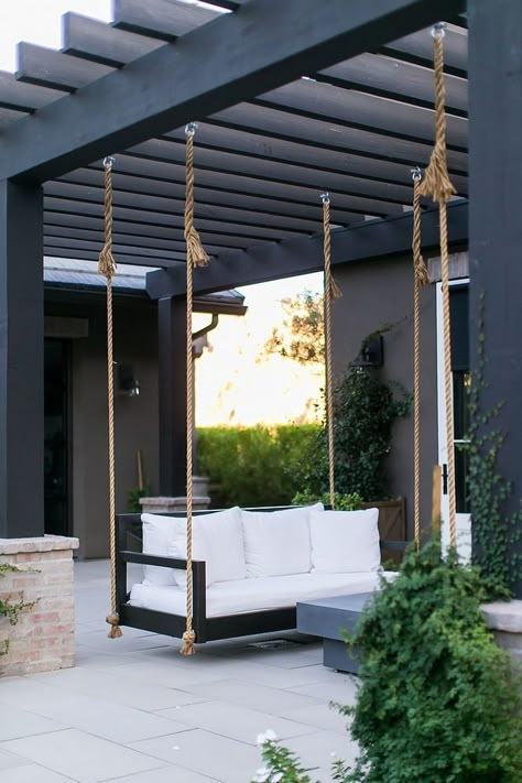 Black Pergola Backyard with a black and white color scheme Black Pergola Backyard #BlackPergola #Backyard Black Modern Pergola, Outside Shade Ideas, Contemporary Pergola Designs, Home Backyard Ideas, Modern Pergola Ideas, Black Backyard, Outside Lighting Ideas, Pergola Backyard, Black Pergola