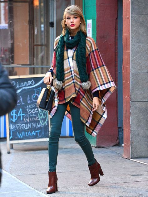 Love this outfit!  Taylor Swift Street Style 2014 - Taylor Swift New York Fashion - Marie Claire Taylor Swift New York, Poncho Fashion, Poncho Outfit, Taylor Swift Street Style, Taylor Swift New, Womens Poncho, Lady Like, Nyc Street Style, Taylor Swift Outfits