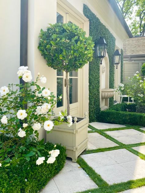 Using Tiles Outdoors, Los Angeles Landscape Design, Nantucket Landscaping Front Yards, Front Yard Landscaping With Gate, European Courtyard Garden, Circle Walkway, Roses Landscaping, Pool Walkway, Mediterranean Backyard