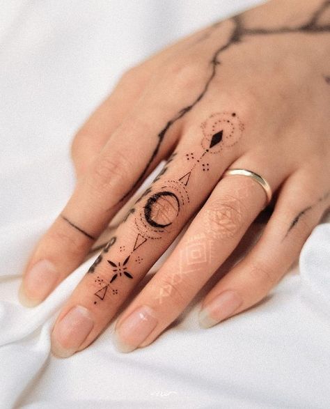 Wicked Dragon on Instagram: “A gorgeous finger tattoo 😍 Would you get this? ❤️ 📷 hwan.ink . . . #hippietattoo #bohotattoo #fingertattoo #radtattoo #skinart_mag…” Boho Hand Tattoos, Hippie Style Tattoos, Sarah Tattoo, Toe Tattoos, Best Tattoo Ever, Hippie Tattoo, Boho Tattoos, Henna Tattoo Hand, Hand Tattoos For Women