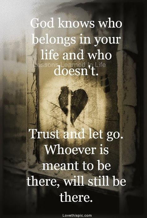 God knows who belongs in your life and who doesn't. Trust and let go.  Whoever is meant to be there, will still be there. Realize Quotes, Vertrouw Op God, Amazing Inspirational Quotes, Word Up, E Card, Religious Quotes, Hard Times, Quotes About God, A Quote