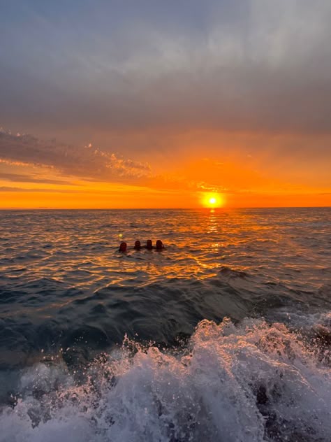 sunset swim July Asthetic Picture, Sunset Swim Pictures, People Swimming In The Ocean, Swimming At Sunset, Preppy Sunset, Beach Nostalgia, Obx Vibes, Sunset Swimming, Late Sunset