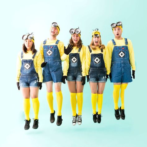 Make Minion Costumes for Your Squad This Halloween | Brit + Co Minions Costume, Diy Minion Costume, Minion Dress, Disfarces Halloween, Minion Outfit, Diy Group Halloween Costumes, Minion Costume, Diy Minions, Minion Halloween