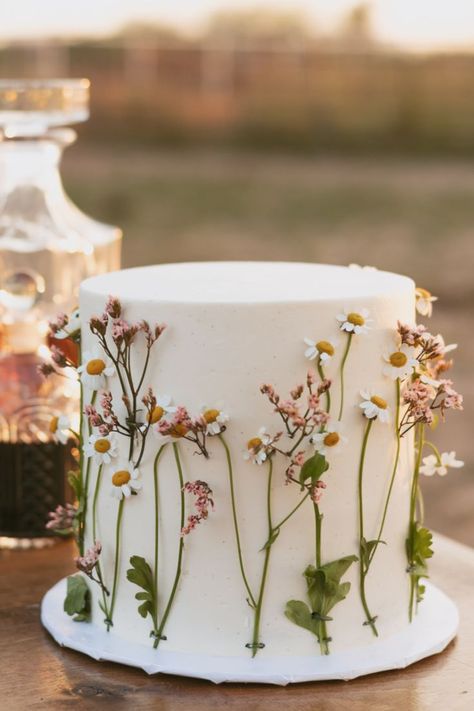 Taylor and Justin's backyard wedding in Arizona was a wildflower themed wedding. This spring wedding theme is so fun for all outdoor weddings! This wildflower wedding cake was so beautiful and delicious. Minimal wedding cake, simple wedding cake, wedding cake ideas, flower wedding cake, floral wedding cake ideas, wildflower wedding ideas, wild flower wedding decorations. Head to jaidynmichele.com for more wedding ideas and tips! Wildflower Wedding Cake, Wildflower Cake, Wildflower Birthday Party, Western Bridal Showers, Bolo Rapunzel, Wildflower Party, Wedding In Arizona, Summer Wedding Cakes, Wildflower Baby Shower