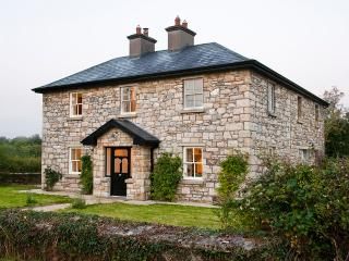 https://www.holidaylettings.co.uk/ireland/ Cottages In Ireland, Stone Cottage Homes, Irish House Plans, Country House Exterior, Ireland Houses, Irish Country House, Country Home Exterior, Houses In Ireland, Champagne Hair