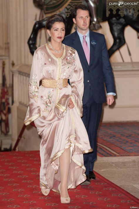 La toujours très élégante princesse Lalla Meryem du Maroc. La reine Elizabeth II accueillait à déjeuner à Windsor, pour son jubilé de diamant, les souverains de 26 pays, le 18 mai 2012. Possiblement le plus grand rassemblement de têtes couronnées depuis le couronnement de la monarque en 1953. Lalla Salma, Moroccan Clothing, Moroccan Kaftan, Moroccan Fashion, Moroccan Dress, Moroccan Caftan, Arab Fashion, Caftan Dress, Moroccan Style