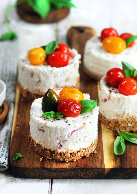 Cheesecake Salata, Mini Antipasti, Vegetarian Gourmet, Grilled Chicken Sandwich Recipes, Unique Appetizers, Dessert Mini, Cheesecake Mini, Roasted Cherry Tomatoes, Catering Food