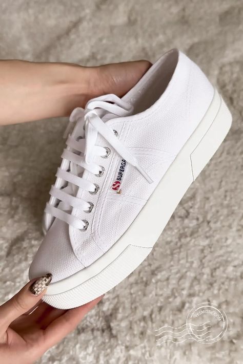 Superga Outfit, Mansur Gavriel Bucket Bag, Superga Sneakers, Chic Bags, The Hype, Effortless Chic, High End Fashion, Casual Elegance, White Sneakers