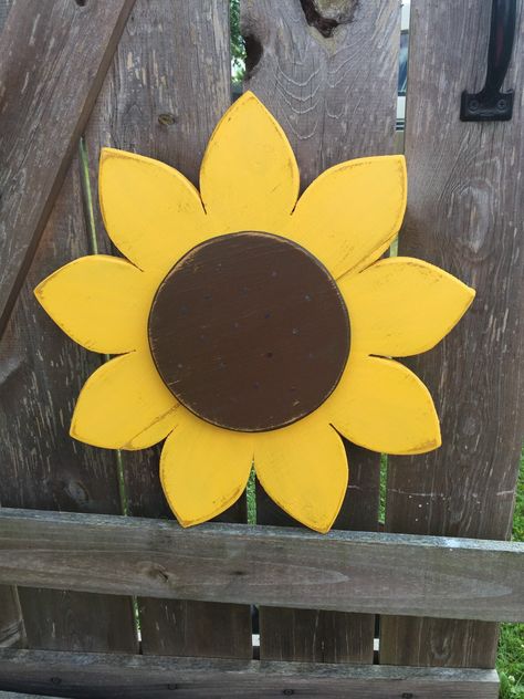 Jigsaw Crafts, Wooden Sunflower, Jigsaw Projects, Fall Wood Crafts, Beer Box, Easter Wood Crafts, Spring Fair, Pallet Christmas Tree, Barn Wood Crafts