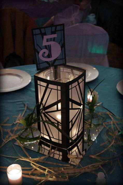 20s Theme, White Wedding Centerpieces, Vintage Wedding Centerpieces, Art Deco Party, Great Gatsby Theme, Gatsby Theme, Deco Luminaire, Great Gatsby Party, Prom Theme