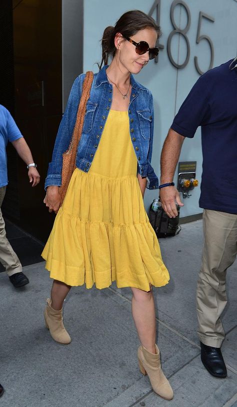 Katie Holmes in yellow dress and jean jacket looks great. Yellow Dress Styling, Yellow Dress With Jacket, Dress With Denim Jacket, Style Causal, Yellow Dress Outfit, Katie Holmes Style, Fashion Evolution, Mustard Dress, Dawson's Creek