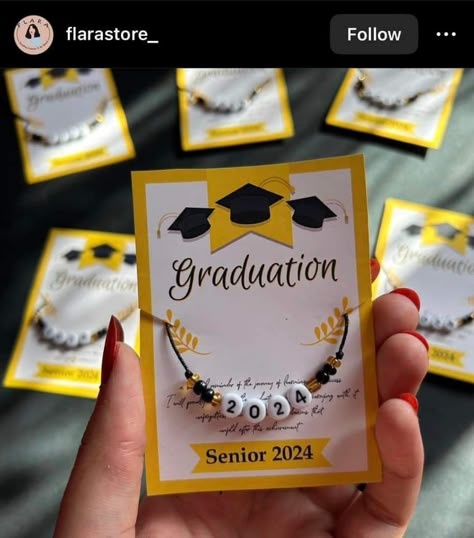 Graduation Party Souvenirs, Grad Card Ideas, School Farewell Ideas, Kindergarten Graduation Poems, Farewell Decorations, Graduation Cards Handmade, Handmade Greeting Card Designs, Diy Gift For Bff, Diy Graduation Gifts