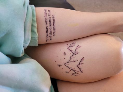 Velaris Mountain range Velaris Tattoo Knee, To The People Who Look At The Stars, High Lady Of The Night Court Tattoo, To The Stars That Listen Tattoo, Acotar Velaris Tattoo, Feyres Tattoo Back, Rhysand Tattoo Knee, To The Stars Who Listen And The Dreams Tattoo, Rhys Knee Tattoo