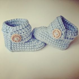 Baby Uggs, Diy Bebe, Fashion Baby Girl Outfits, Haken Baby, Crochet Booties, Crochet Baby Shoes, Baby Diy, Crochet Motifs, Crochet Baby Booties