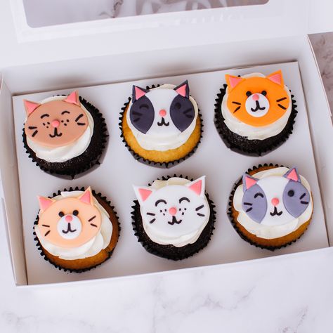 You’ve seen our dog cupcakes, here’s the cat version! Available on the website at www.edithpatisserie.com 🐈 Kitty Cat Cupcakes Ideas, Cat And Dog Cupcakes, Cat Cupcakes Ideas Easy, Birthday Muffins Decoration, Cat Themed Cupcakes, Cat Birthday Cupcakes, Cat Cupcakes Ideas, Cat Theme Cake, Cat Themed Cake