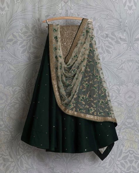 Lehenga Hanging, Dark Green Lehenga, Indian Outfits Lehenga, Lehenga Designs Simple, Lehnga Dress, Work Lehenga, Green Lehenga, Half Saree Designs, Party Wear Lehenga