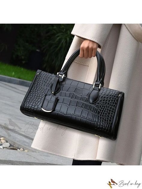 Bird in Bag - This stylish ladies baguette handbag is crafted from a crocodile-patterned textured fabric and is quite wide. The large 2024 Bags, Beautiful Purses, Bags Inspiration, Leather Bag Tutorial, Crocodile Handbags, Woven Bags, Diy Bag Designs, Ladies Bags, Crocodile Bags