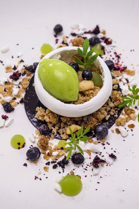 Dessert Plating Ideas Fine Dining, Pastry Plating, Fine Dining Dessert, Prosecco Sorbet, Gastronomische Desserts, Apple Sorbet, Dessert Gourmet, Salted Granola, Beaux Desserts