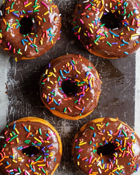 Donuts With Sprinkles, Red Star Yeast, Donuts Gourmet, Glazed Donuts, Chocolate Glazed Donuts, Sprinkle Donut, Delicious Donuts, Chocolate Sprinkles, Chocolate Donuts