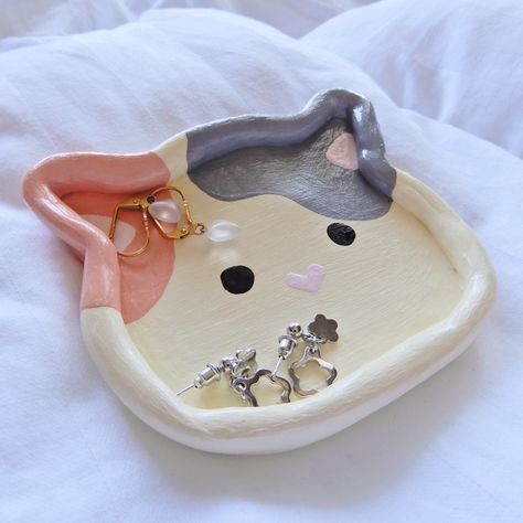 #clayjewelry #claycraft #cats #clay #paintingartideas #painting Cat Clay Tray, Clay Jewelry Tray, Clay Plates, Clay Diy Projects, Tanah Liat, Cat Crafts, Ceramics Ideas Pottery, Miniature Crafts, Jewelry Tray