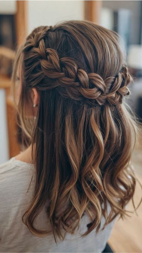 Wedding Braid Hairstyles Medium Hair, Braid Hairdo For Short Hair, Beautiful Hairstyles For Prom, Cute Hairstyles For Short Hair Wedding, Hairstyles For Short Hair For Wedding Bridesmaid, Easy Bridesmaid Hair Long, Wedding Braid Hairstyles Short Hair, Medium Hairstyle Women Braid, Hair Styles For Short Medium Hair