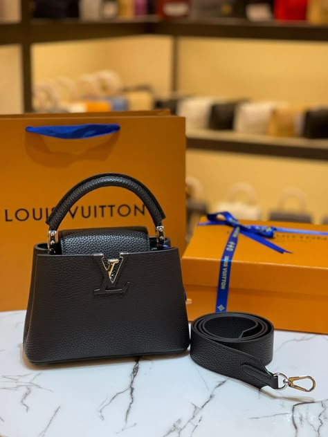 Sac Louis Vuitton, My Style Bags, Luxury Bags Collection, Shoes Outfit Fashion, Elegant Bags, Fancy Bags, Luxury Purses, Pretty Bags, Bag Trends