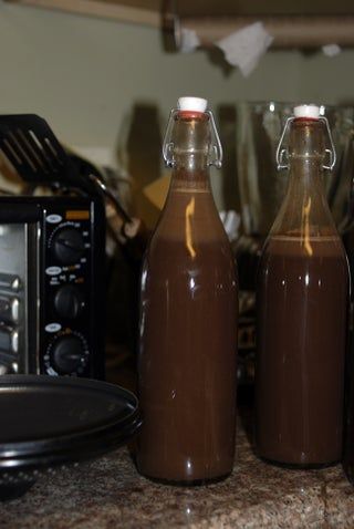 Chocolate Cello Recipe, Diy Liquors, Godiva Chocolate Liquor, Chocolate Tequila, Homemade Vodka, Homemade Liqueur, Homemade Liqueur Recipes, Flavoured Vodka, Chocolate Vodka