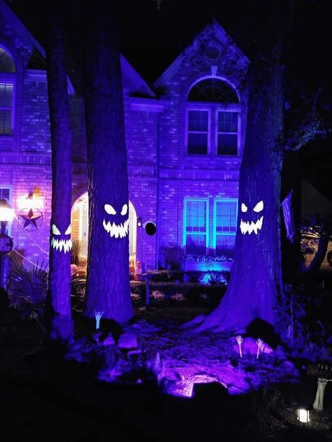 Halloween Blacklight Ideas, Blacklight Halloween, Haunted Garage, Halloween Garage, Haunted Tree, Halloween Yard Art, Orange Craft, Halloween Outside, Halloween Graveyard