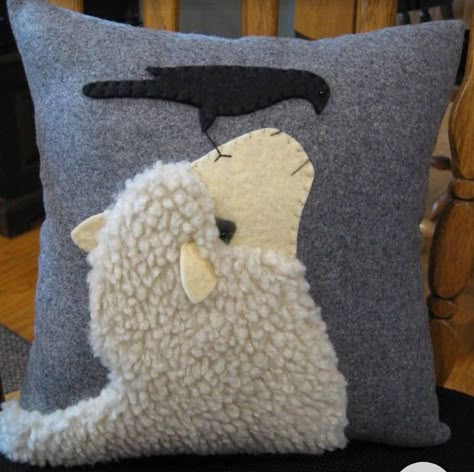 Applique Sheep, Sheep Pillow, Tovad Ull, Applique Cushions, Sheep Crafts, Looking At Each Other, Wool Felt Projects, Applique Pillows, Wool Applique Patterns