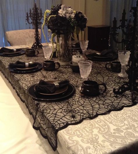 Halloween Table Settings, Halloween Tablescape, Dark Christmas, Elegant Halloween, Spooky House, Gothic Halloween, Theme Halloween, Halloween Table, Gothic Wedding