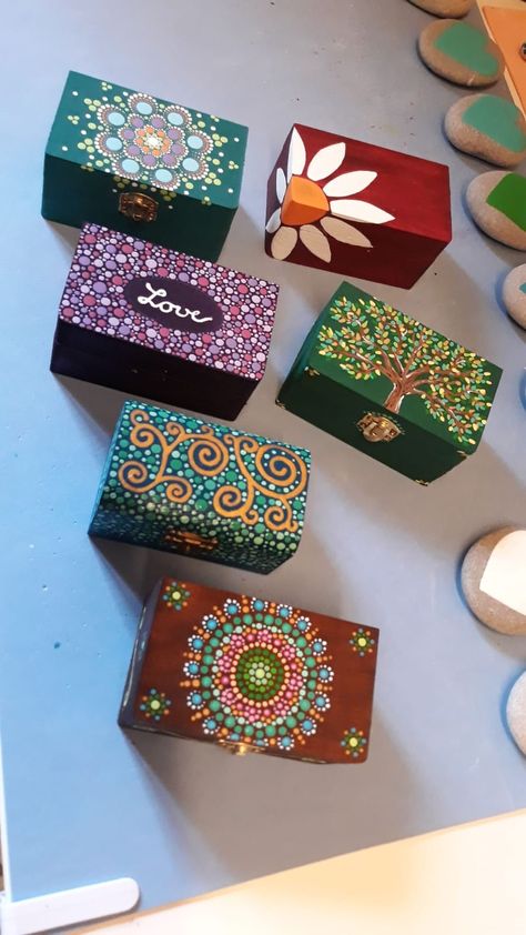 Wood Box Decoration Ideas, Small Painted Boxes Ideas, Black Box Painting Ideas, Cute Box Design Painting, Box Coloring Ideas, Paint Jewelry Box Diy, Small Box Painting Ideas, Box Decoration Ideas Painting, Painting Wooden Boxes Ideas