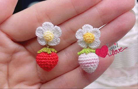 Crochet Brooch Pattern Free, Crochet Hair Clips, Crochet Strawberry, Crochet Brooch, Hand Beaded Embroidery, Link Youtube, Crochet Jewelry Patterns, Crochet Earrings Pattern, Crochet Keychain Pattern