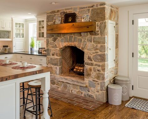 Colonial kitchen, wood floors, stone fireplace in the kitchen, butcher block counters... Kitchen With Fireplace, Design Camino, Decor Above Cabinets, Ikea Inspiration, Colonial Kitchen, Farmhouse Fireplace, Decor Ikea, Kitchen Fireplace, Primitive Kitchen