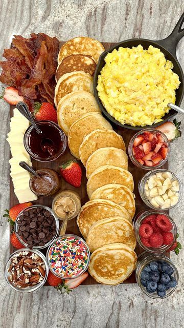 Breakfast Food Wedding, Breakfast Food Ideas For Party, Fun Board Ideas Food, Breakfast Ideas For Friends, Breakfast Snack Board, Cute Brunch Food Ideas, Breakfast Sleepover Ideas, Christmas Charcuterie Breakfast Board, Thanks Giving Breakfast Ideas