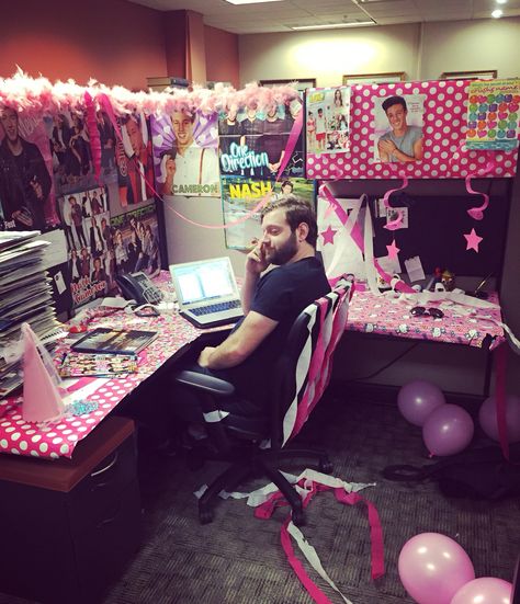 Funny Birthday Pranks At Work, Birthday Pranks Office, Office Birthday Pranks, Grad Pranks, Office Birthday Decorations For Boss, Senior Pranks High School Funny, Senior Pranks High School, Funny Birthday Pranks, Pranks To Pull On People