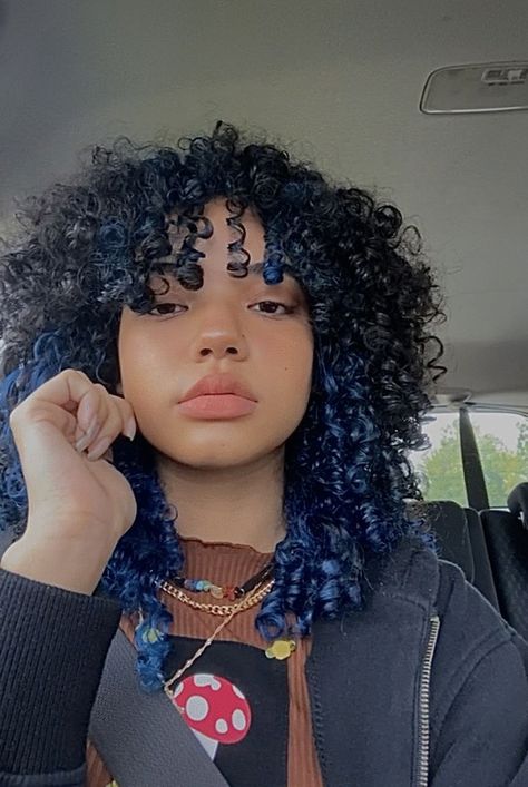 3b Hair Dye Ideas, 3b Dyed Curly Hair, Curly Hair With Colored Ends, Temporary Hair Dye For Curly Hair, Curly Hair Colored Tips, Dark Blue Highlights Curly Hair, Curly Short Hair Dye Ideas, Fun Hair Color Ideas For Curly Hair, Dyed Curly Hair Ideas Colour Blue