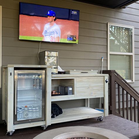 Outdoor Fridge Cabinet Diy, Outdoor Mini Fridge Cabinet, Outdoor Refrigerator Ideas, Outdoor Refrigerator Cabinet, Outdoor Mini Fridge, Mini Fridge Bar, Backyard Pub, Mini Fridge Cabinet, Cooler Bar