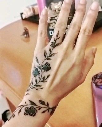 Hand Wrist Tattoos For Women, Witchy Hand Tattoos, Bracelet Tattoo Ideas, Tattoo Main, Bracelet Tattoos, Thumb Tattoos, Feminine Bracelet, 16 Tattoo, Food Tattoos