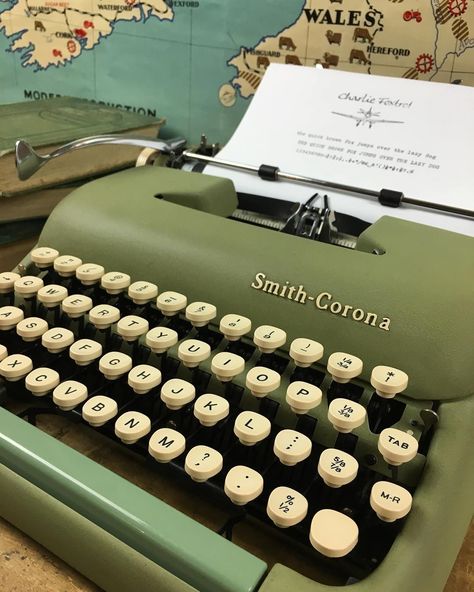 Type Writer Aesthetic Vintage, Vintage Typewriter Aesthetic, Writer Core, Caitlyn Core, Aesthetic Typewriter, Typewriter Aesthetic, Type Writers, Dream Reception, Green Typewriter