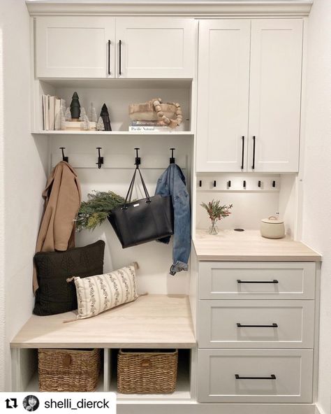 Organization Hacks Kitchen, Laundry/mudroom Ideas, Smart Storage Ideas, Small Mudroom Ideas, Closet Factory, Mudroom Remodel, Valley House, Small House Organization, Room Storage Ideas